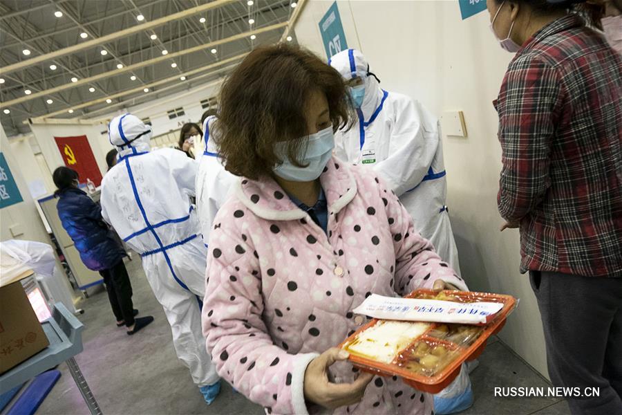 Борьба со вспышкой коронавирусной инфекции -- Работа импровизированных больниц в Ухане