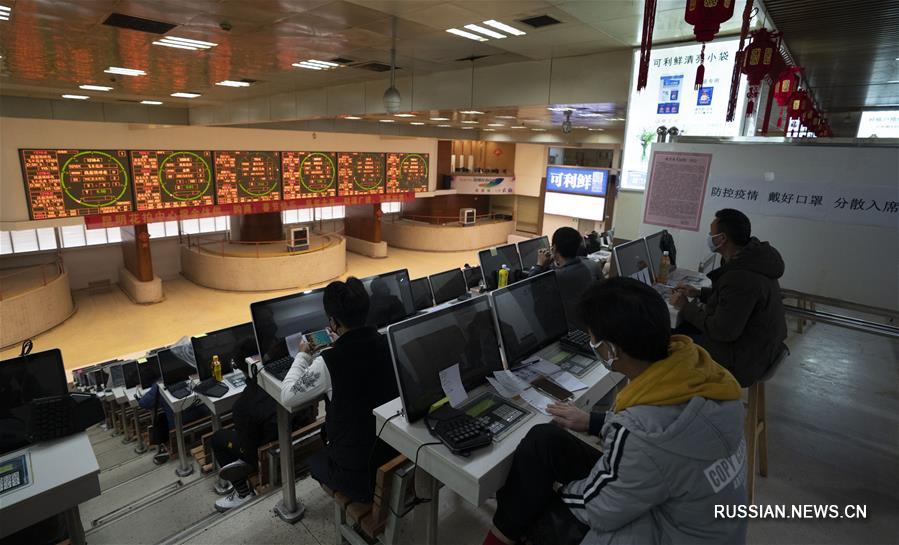 Борьба со вспышкой коронавирусной инфекции -- Цветочный рынок "Доунань" в Куньмине возобновил торги