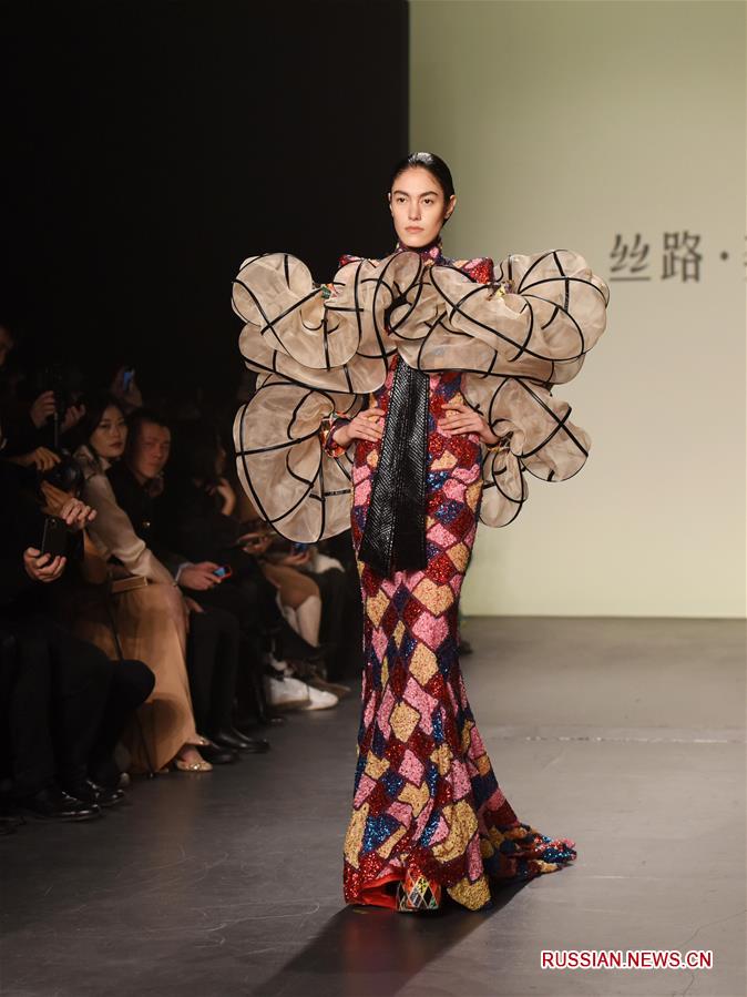 На Неделе моды в Нью-Йорке дебютировала новая коллекция дизайнера Ху Шэгуана 