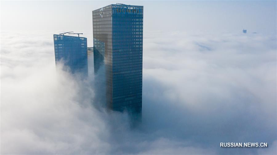 Нанкинские небоскребы в море тумана