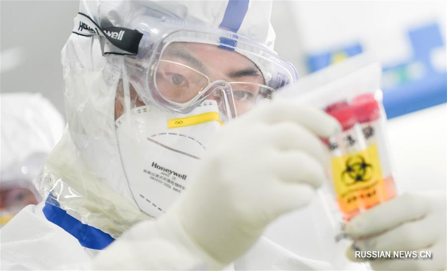 Борьба со вспышкой коронавирусной инфекции -- Круглосуточная работа медицинской лаборатории в Ухане