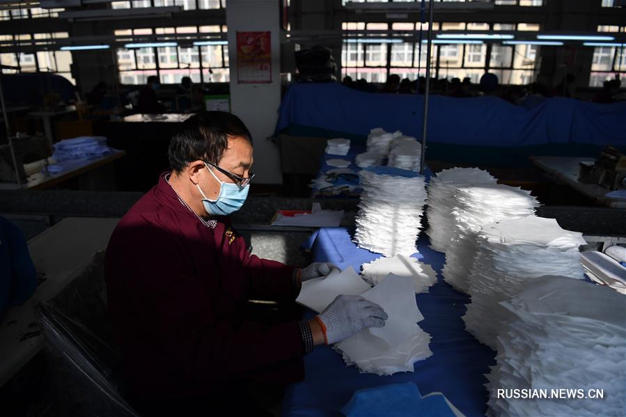Борьба со вспышкой коронавирусной инфекции -- Изготовление медицинских масок в Шаньси