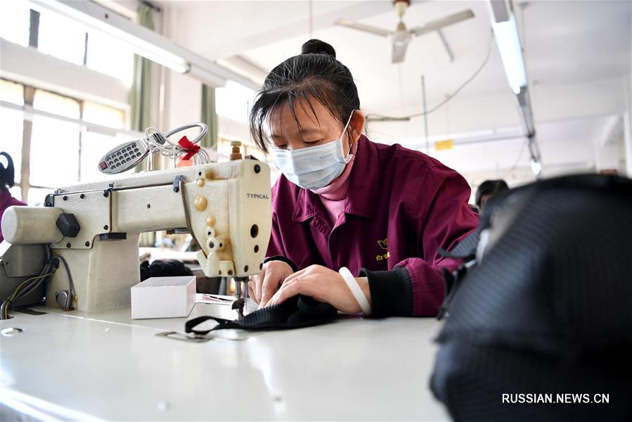 Борьба со вспышкой коронавирусной инфекции -- Изготовление медицинских масок в Шаньси