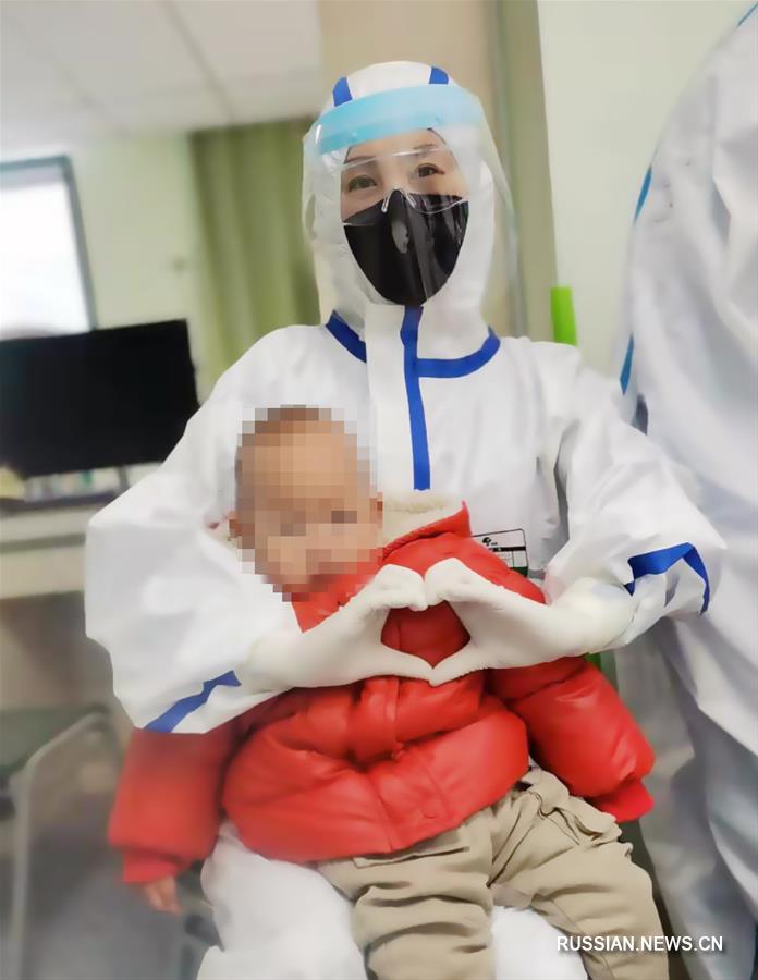 Борьба со вспышкой коронавирусной инфекции -- Маленький пациент с впервые подтвержденной тяжелой коронавирусной пневмонией выписался из больницы