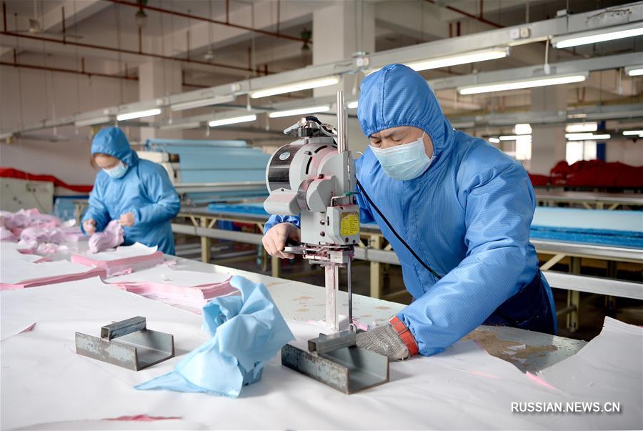 Борьба со вспышкой коронавирусной инфекции -- Предприятие из Сианя перепрофилировало производство для изготовления защитных костюмов