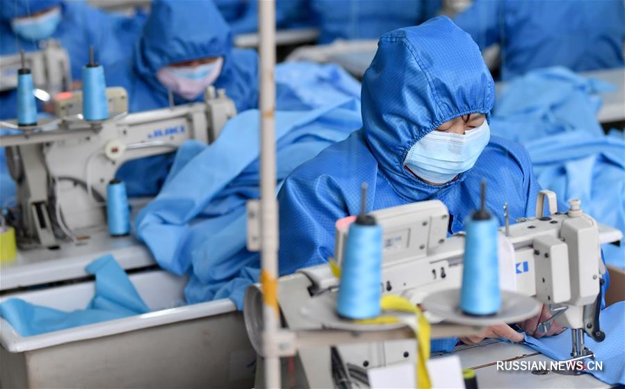Борьба со вспышкой коронавирусной инфекции -- Предприятие из Сианя перепрофилировало производство для изготовления защитных костюмов