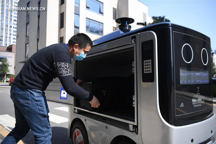 Борьба со вспышкой коронавирусной инфекции -- Роботы доставляют обеды работникам предприятий в Чанша