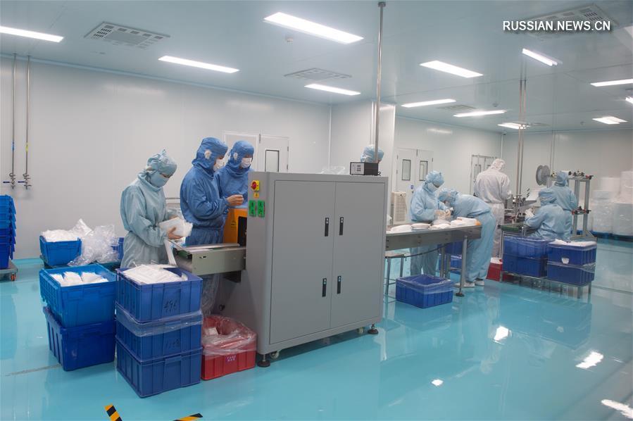 Борьба со вспышкой коронавирусной инфекции -- В провинции Хайнань запущена первая линия по производству медицинских масок