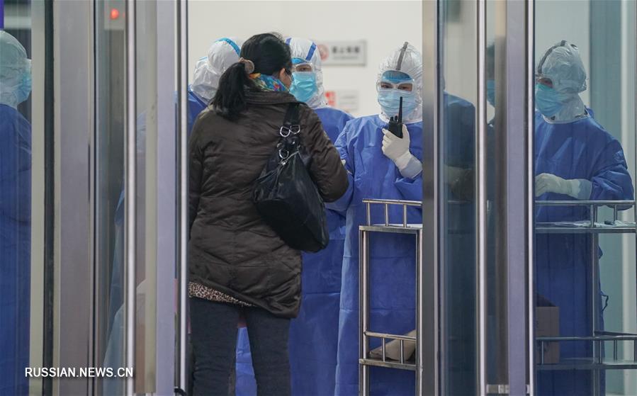 Борьба со вспышкой коронавирусной инфекции -- Первый в Ухане импровизированный стационар для лечения коронавирусной пнемонии методами ТКМ начал принимать пациентов