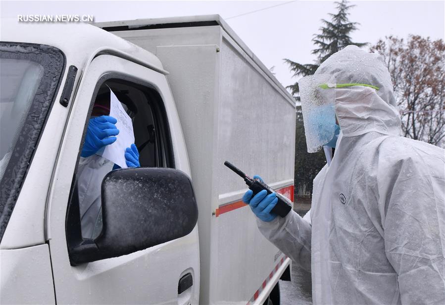 Сотрудники дорожной полиции г. Ухань несут службу на посту в снег