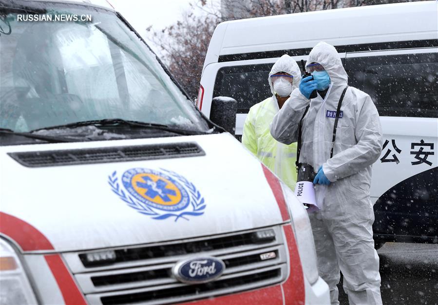 Сотрудники дорожной полиции г. Ухань несут службу на посту в снег