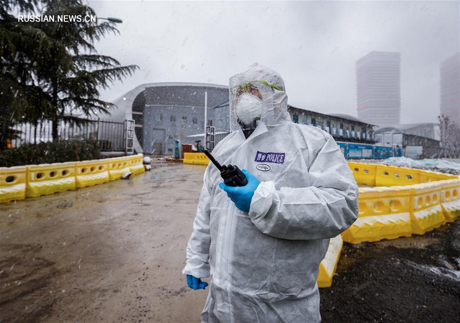 Сотрудники дорожной полиции г. Ухань несут службу на посту в снег