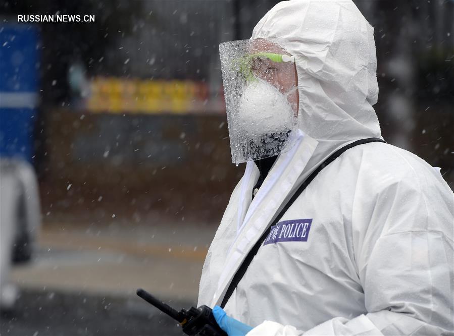 Сотрудники дорожной полиции г. Ухань несут службу на посту в снег