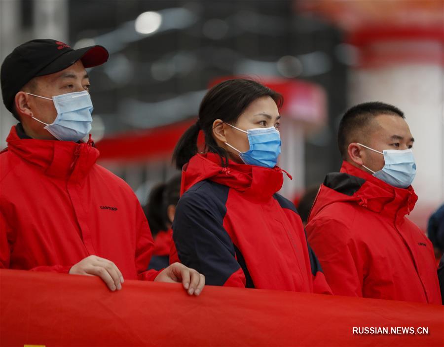 Девятая партия чунцинских медицинских работников вылетела в Ухань, чтобы помочь в борьбе с эпидемией коронавируса нового типа