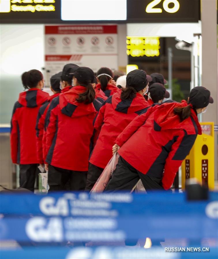 Девятая партия чунцинских медицинских работников вылетела в Ухань, чтобы помочь в борьбе с эпидемией коронавируса нового типа