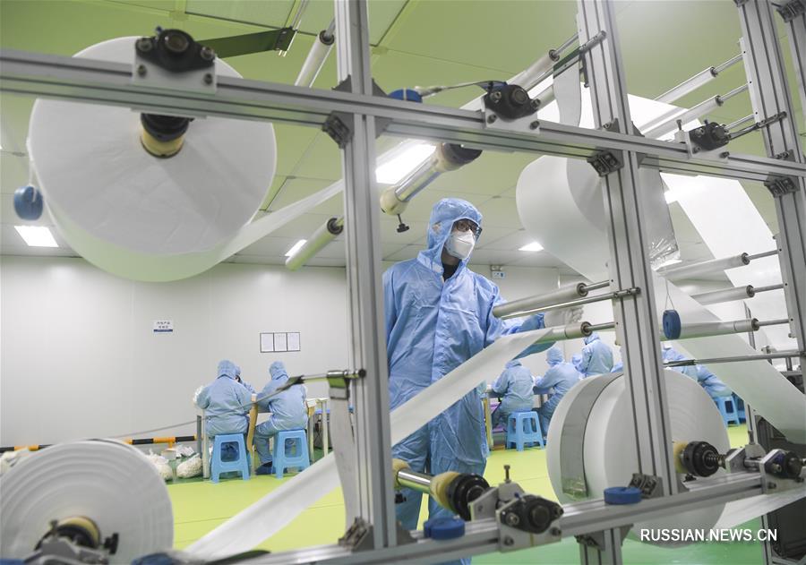 Борьба со вспышкой коронавирусной инфекции -- Производство медицинских масок N95 в Чунцине