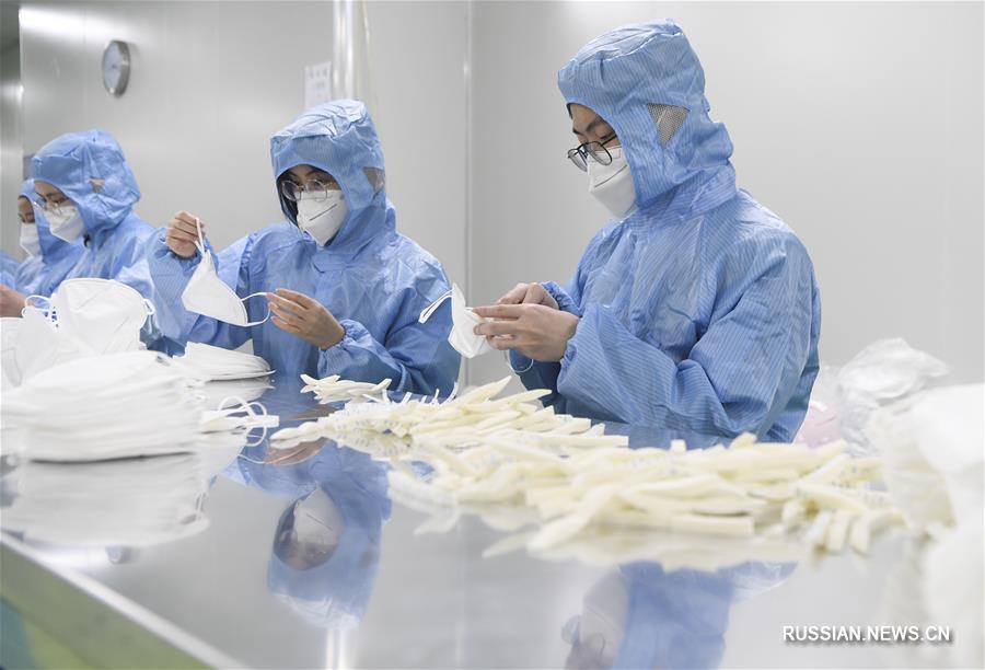 Борьба со вспышкой коронавирусной инфекции -- Производство медицинских масок N95 в Чунцине