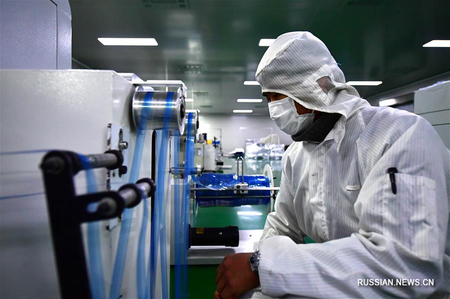Борьба со вспышкой коронавирусной инфекции -- Производство термографической пленки в провинции Хэнань