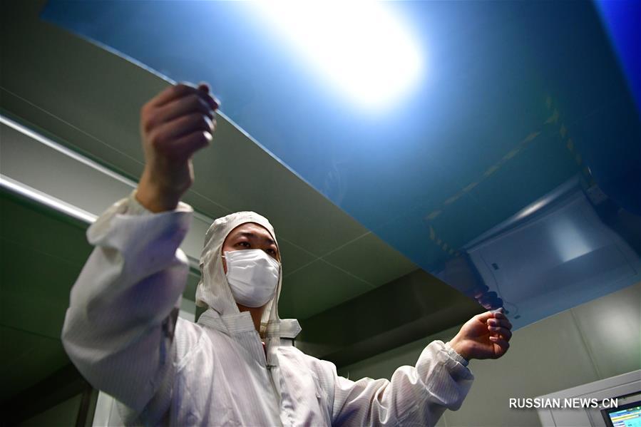 Борьба со вспышкой коронавирусной инфекции -- Производство термографической пленки в провинции Хэнань