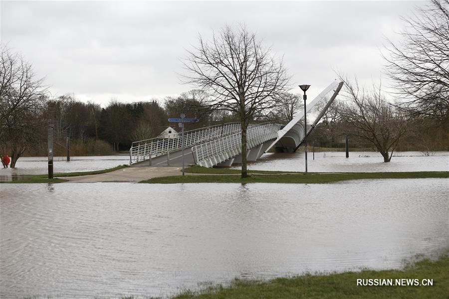 Во многих местах Великобритании наблюдаются наводнения, вызванные штормом "Деннис"