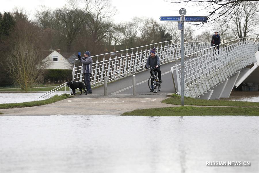 Во многих местах Великобритании наблюдаются наводнения, вызванные штормом "Деннис"