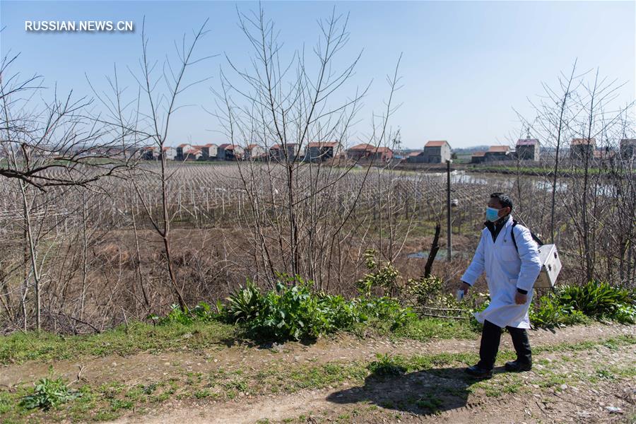 В центральнокитайском уезде Лисянь усердно работает 62-летний сельский врач в целях борьбы с распространением коронавируса нового типа