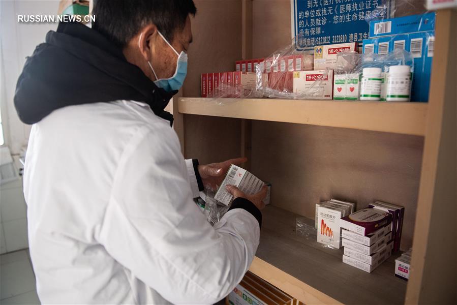 В центральнокитайском уезде Лисянь усердно работает 62-летний сельский врач в целях борьбы с распространением коронавируса нового типа