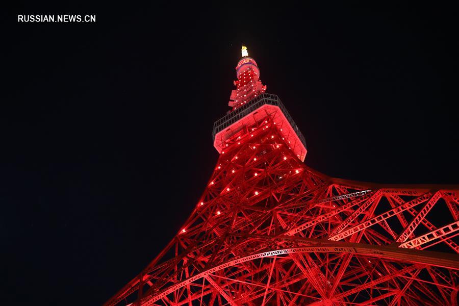 Токийская телебашня озарилась "китайским красным" светом