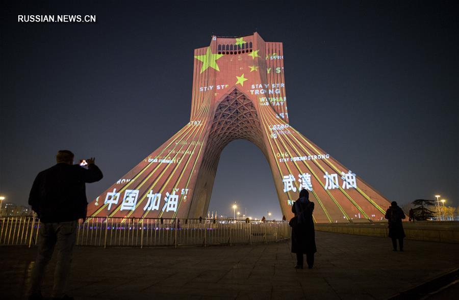 Световое шоу в поддержку Китая на башне Азади в Тегеране