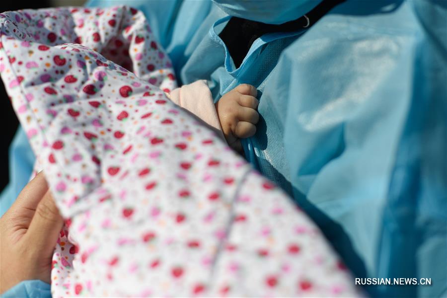 Борьба со вспышкой коронавирусной инфекции -- Самая маленькая пациентка с COVID-19 выписалась из больницы в провинции Чжэцзян