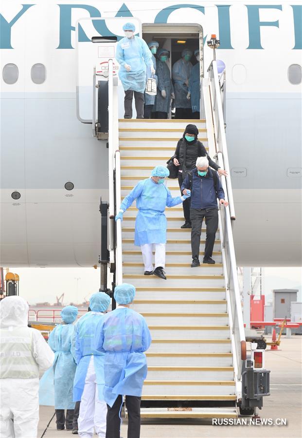 Борьба со вспышкой коронавирусной инфекции -- Первая группа пассажиров круизного лайнера Diamond Princess вернулась домой в Сянган