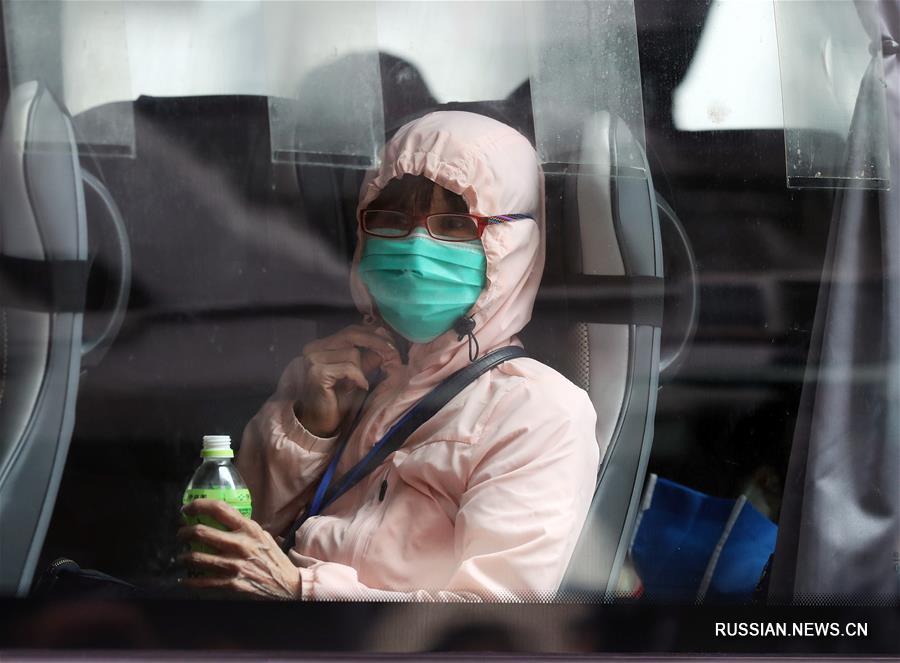 Борьба со вспышкой коронавирусной инфекции -- Первая группа пассажиров круизного лайнера Diamond Princess вернулась домой в Сянган