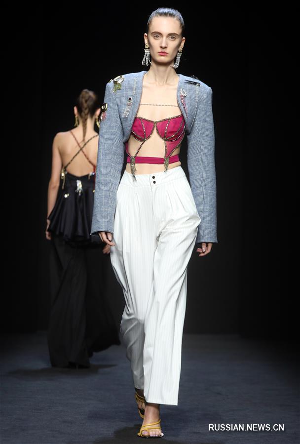 Неделя моды в Милане открылась спецпоказом в поддержку Китая