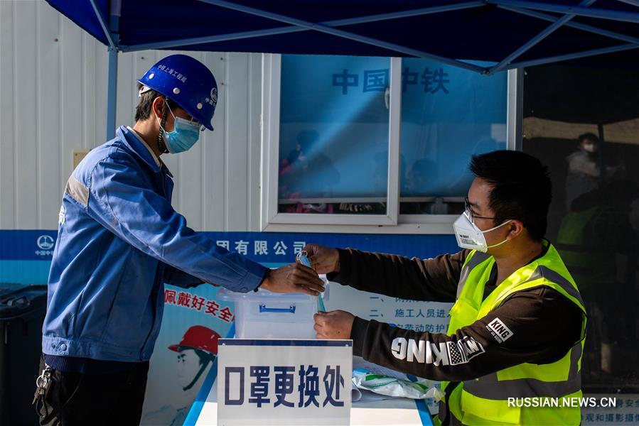 Борьба со вспышкой коронавирусной инфекции -- В Куньмине возобновили строительство объектов 4-й линии легкорельсового транспорта
