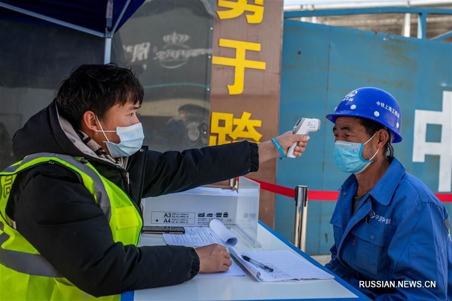 Борьба со вспышкой коронавирусной инфекции -- В Куньмине возобновили строительство объектов 4-й линии легкорельсового транспорта