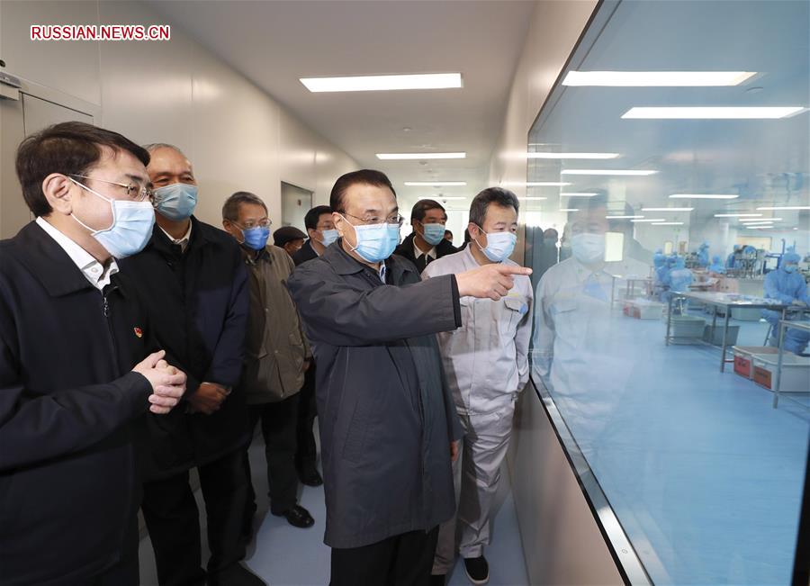 Ли Кэцян посетил с инспекцией производство медицинских изделий и средств противоэпидемической защиты