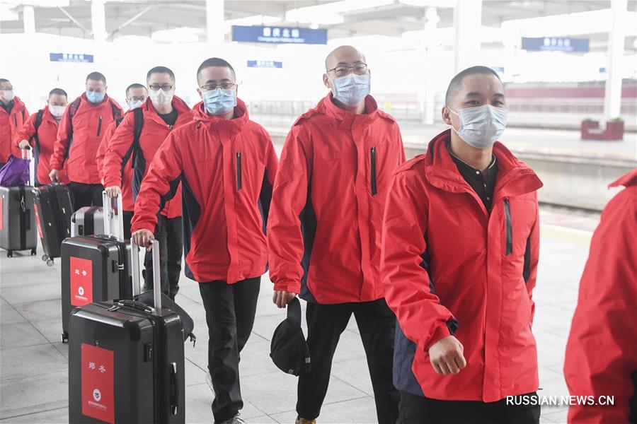 Борьба со вспышкой коронавирусной инфекции -- Специалисты по психическому здоровью впервые отправились в Хубэй из Чунцина