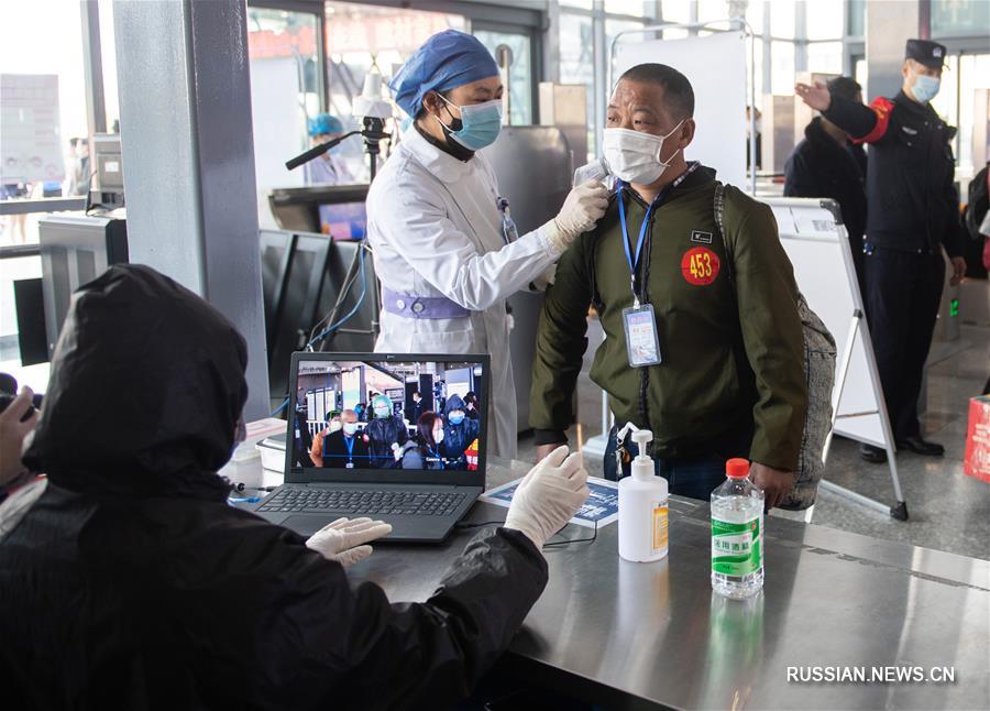 Борьба со вспышкой коронавирусной инфекции -- Спецпоезд отвез рабочих-мигрантов из Хунани на юг Китая