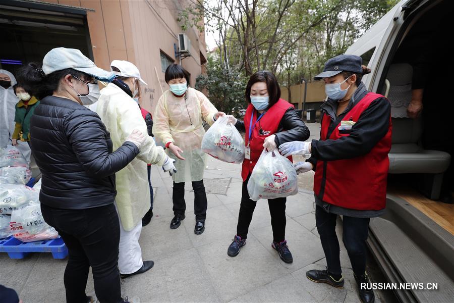 Жителям города Ухань оказывают помощь в покупке предметов первой необходимости