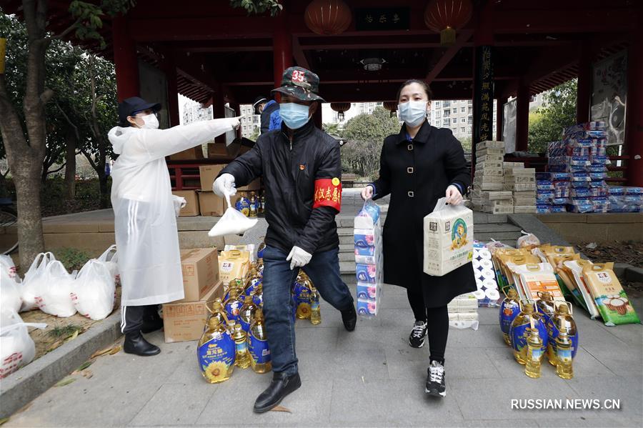 Жителям города Ухань оказывают помощь в покупке предметов первой необходимости