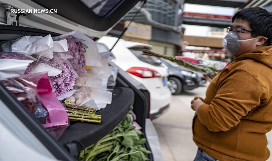 На крупнейшем в Азии цветочном рынке возобновилась очная торговля