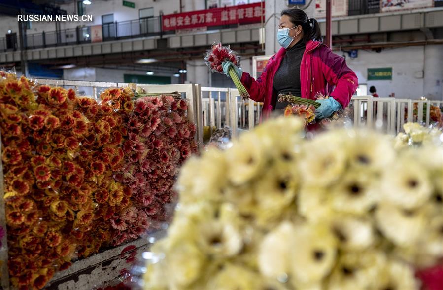 На крупнейшем в Азии цветочном рынке возобновилась очная торговля