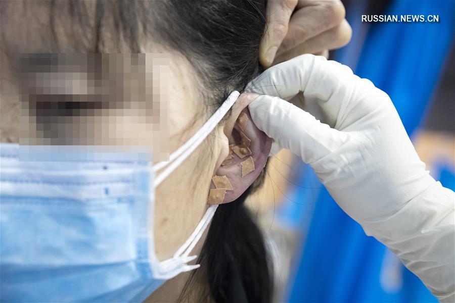 Лечение методами китайской медицины в одном из уханьских импровизированных стационаров