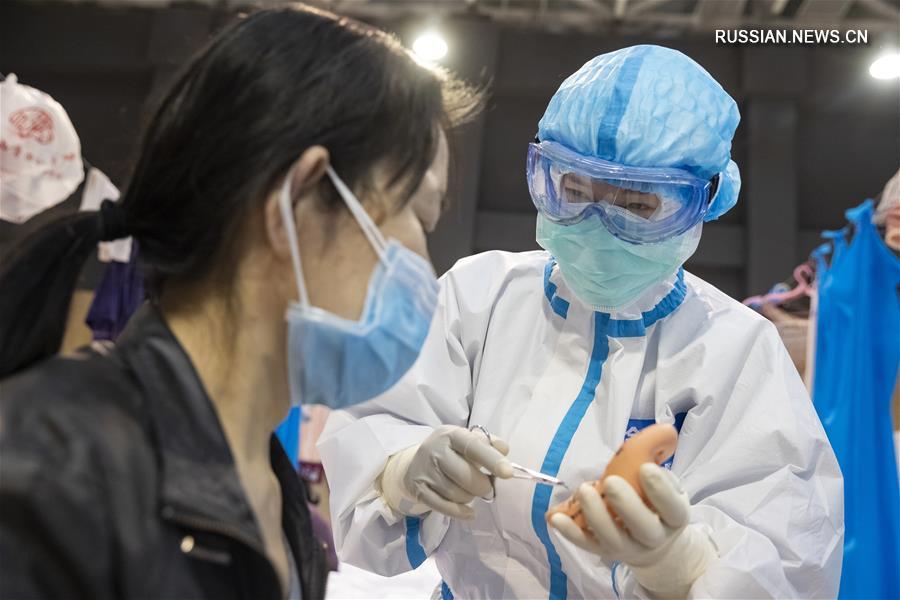 Лечение методами китайской медицины в одном из уханьских импровизированных стационаров
