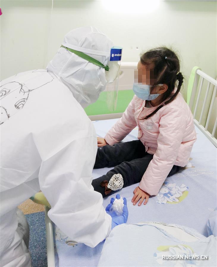 Борьба со вспышкой коронавирусной инфекции -- Больничные "родители" поддерживают маленьких пациентов в больницах Уханя