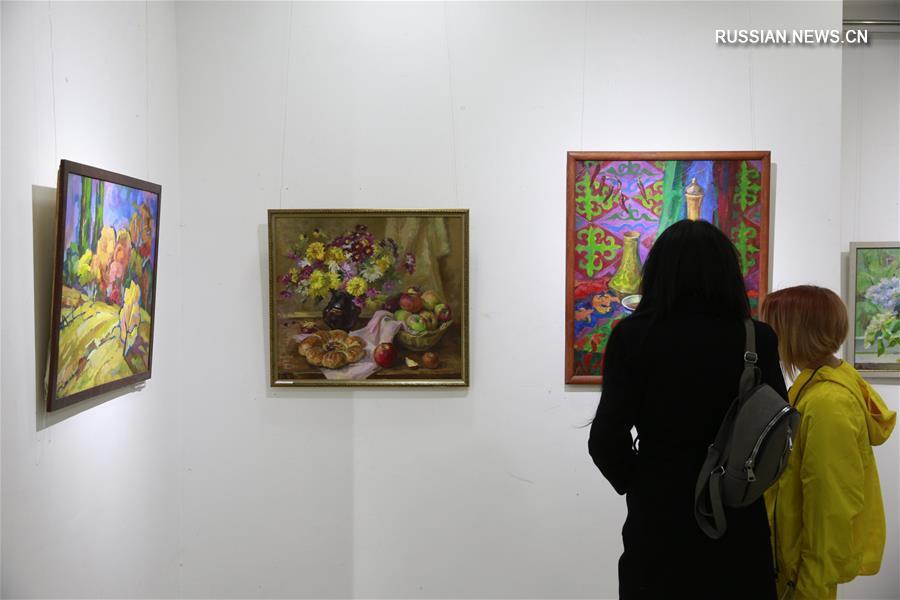 В Бишкеке открылась выставка картин А. Зотова "Семь цветов Солнца"