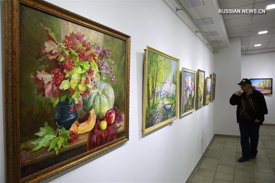 В Бишкеке открылась выставка картин А. Зотова "Семь цветов Солнца"