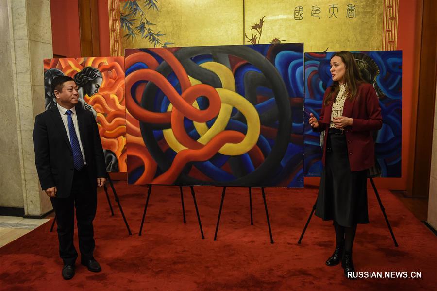 Российская художница передала в дар посольству КНР в РФ свои картины в знак поддержки Китая, борющегося с эпидемией COVID-19