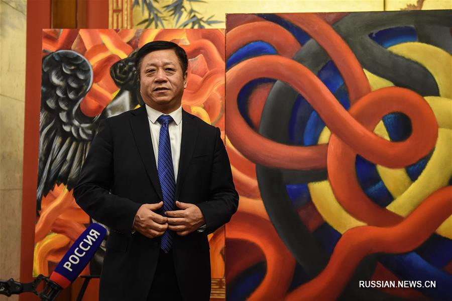 Российская художница передала в дар посольству КНР в РФ свои картины в знак поддержки Китая, борющегося с эпидемией COVID-19