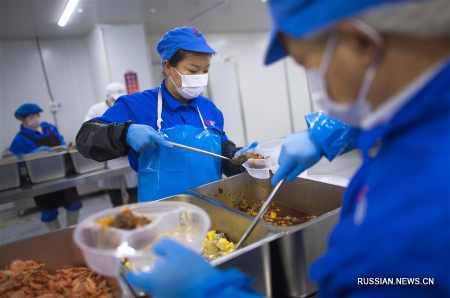 Как готовят еду для пациентов импровизированной больницы в Ухане